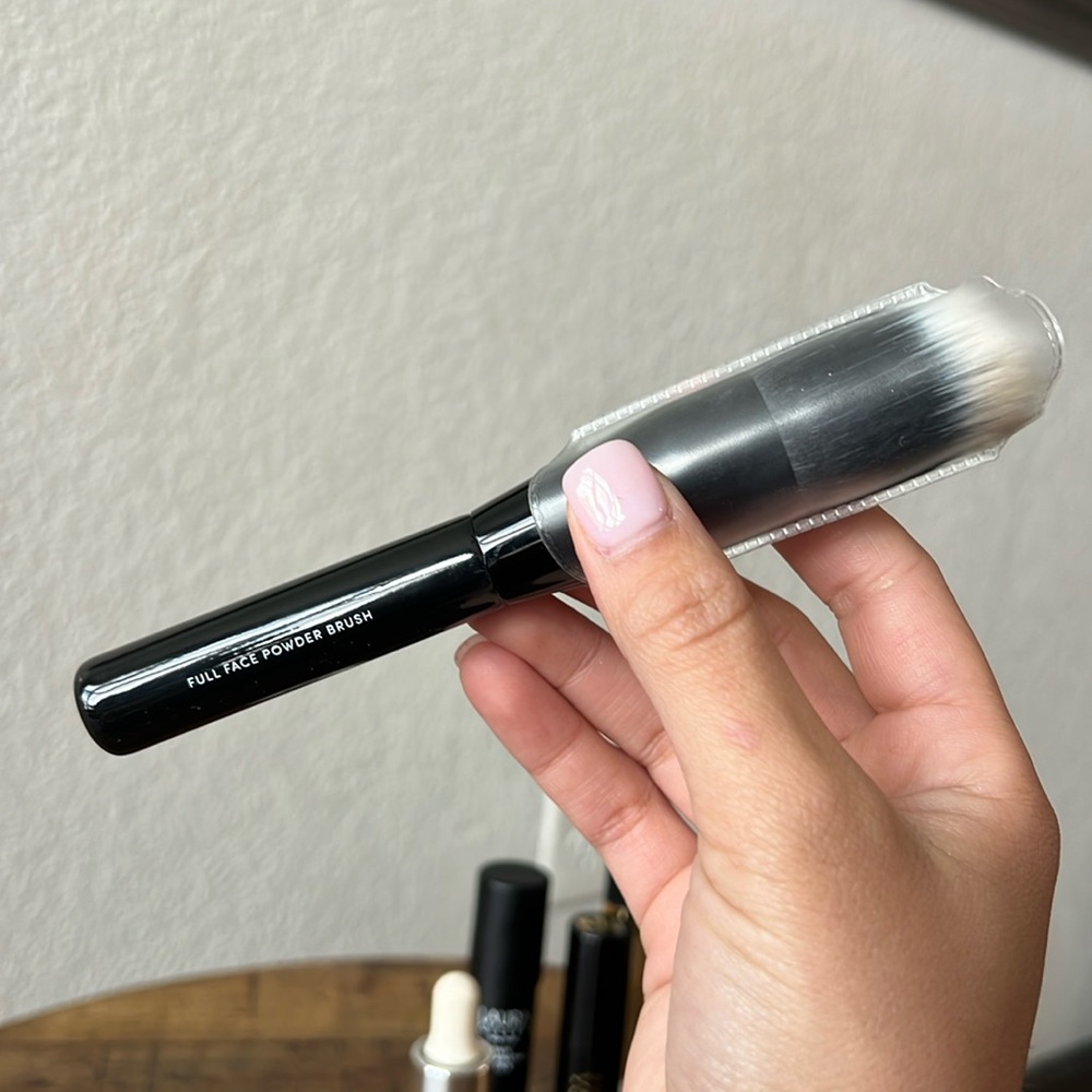 Laura Geller - full faced powder brush